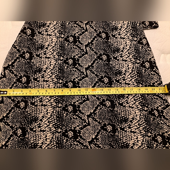 Nanette Lepore V-Neck Snake Print Sweater Dress Cream & Black Large New - Picture 2 of 7